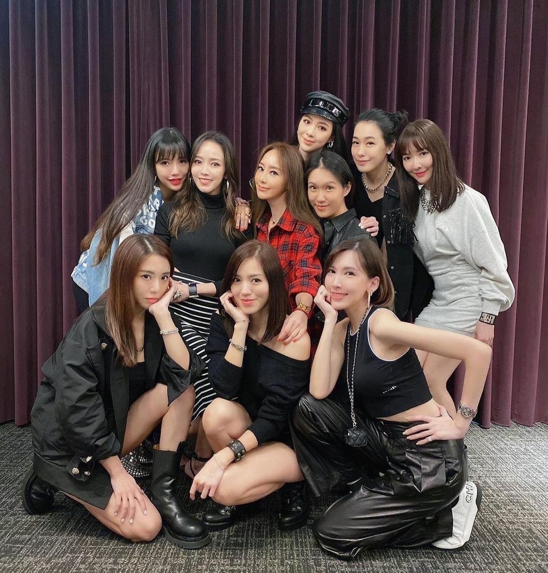 王力宏嬌妻帶娃看向日葵，李靚蕾和三個兒女穿同款，手牽手超有愛