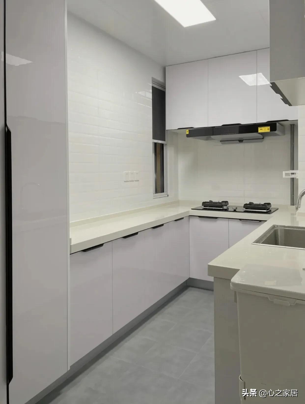 65㎡纯白色简约家装设计，干净利落的小户型，整洁明亮的家居风格