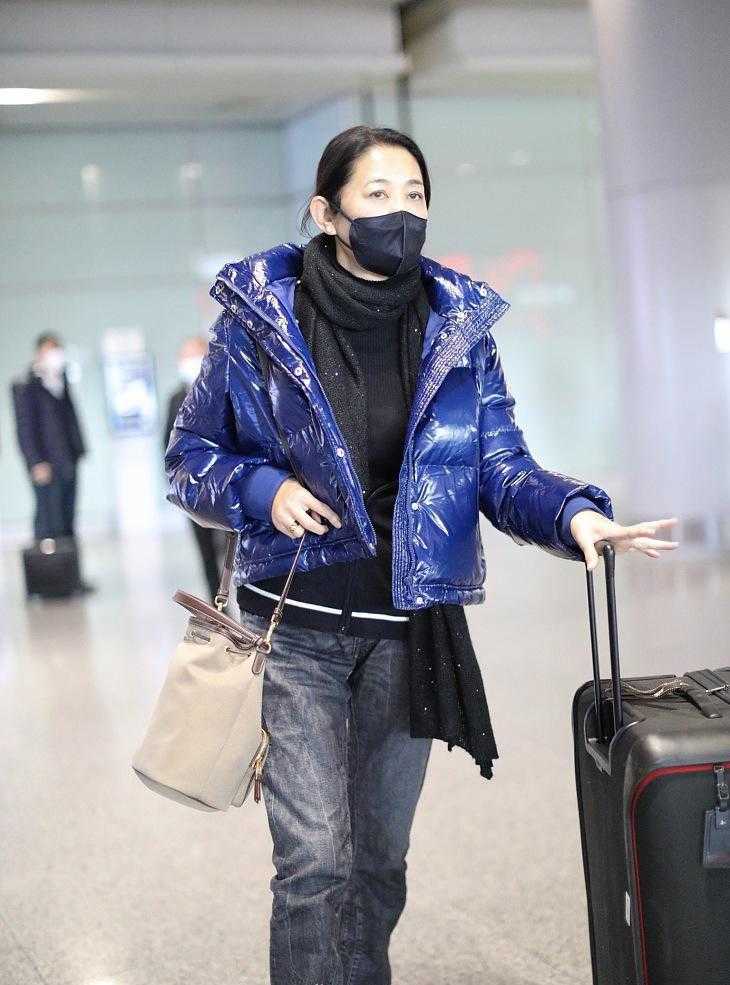 倪萍越来越会穿，亮面羽绒服配牛仔裤走机场，减龄20岁不止