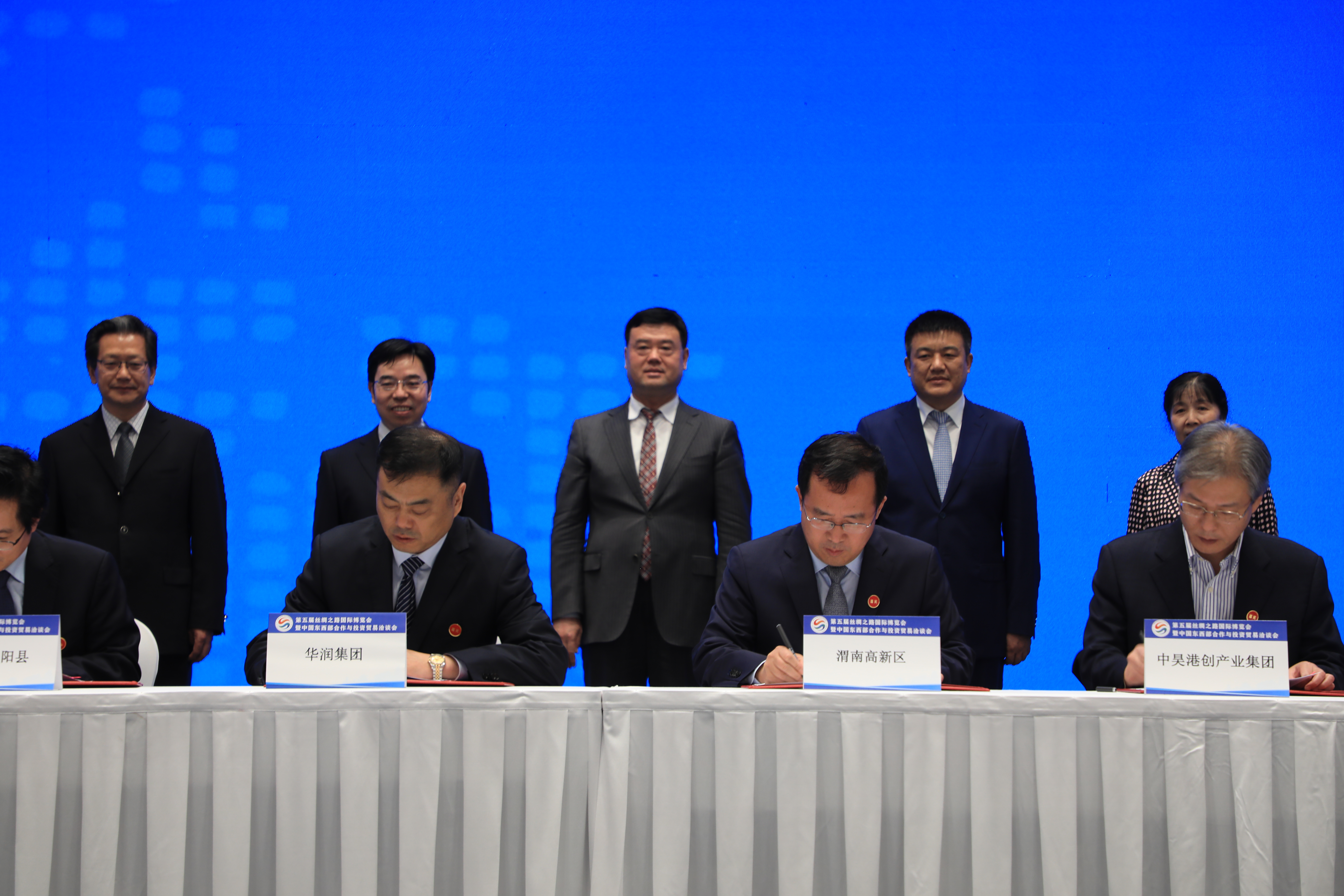 第五届丝博会第三场集中签约渭南高新区签订16亿元项目