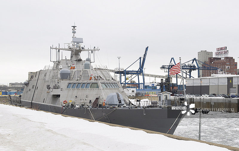 加拿大铁心亲美，却连遭美欺负，双方军舰对峙，加舰载机确认坠毁