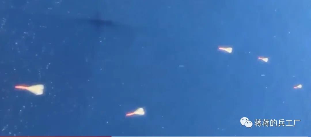 空潜200巡逻机空投航空自导深弹和声呐浮标抓潜艇，数量众多