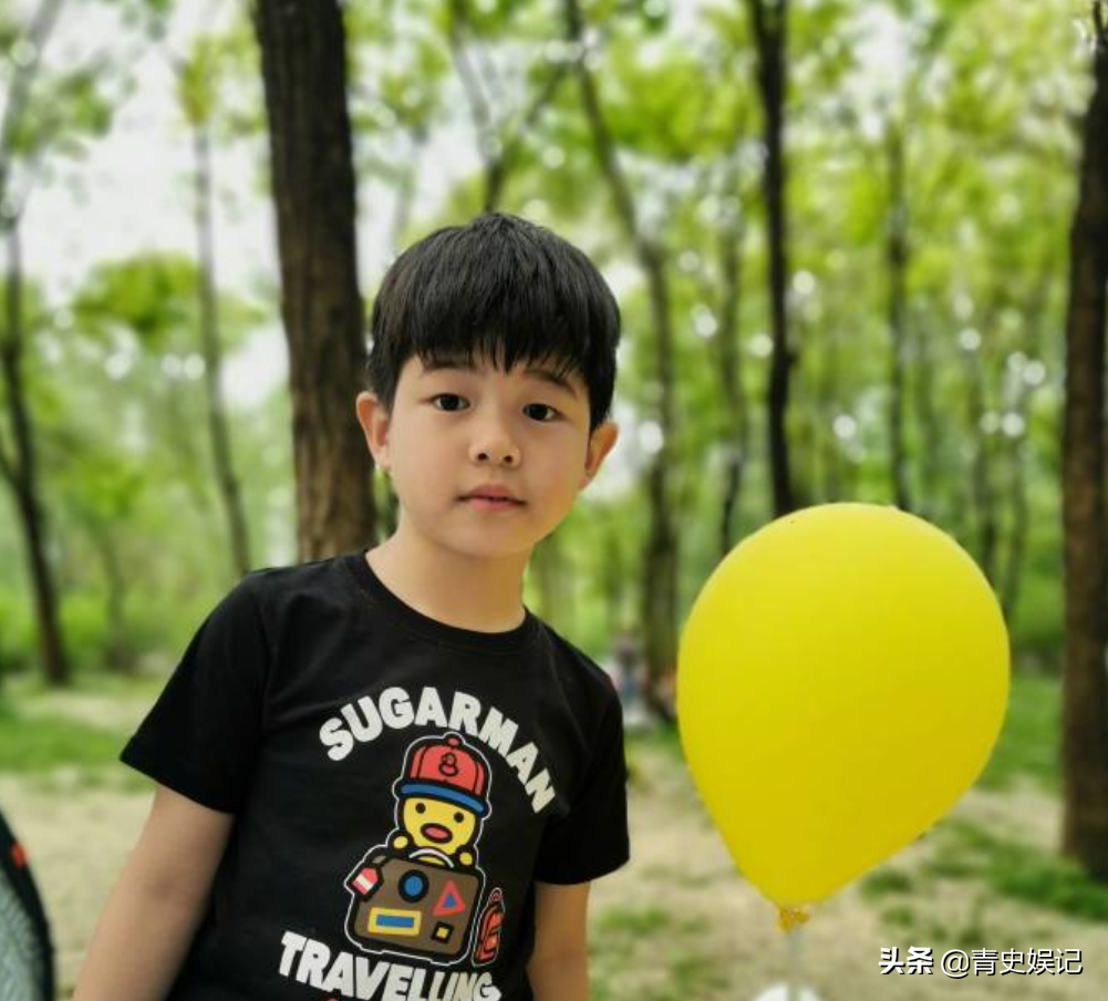 沙溢发布安吉小鱼儿照片，却被吐槽晒的太黑，快要变成焦糖色