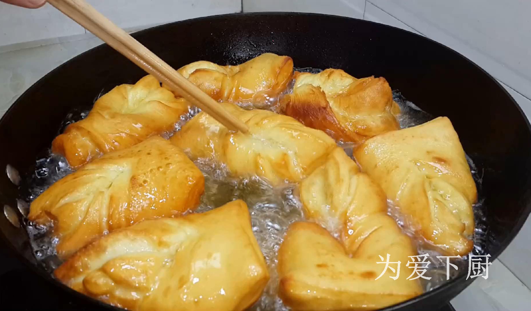 2個雞蛋，半斤麵粉，鍋裡炸一炸，鬆軟又香甜，比麵包油條還好吃