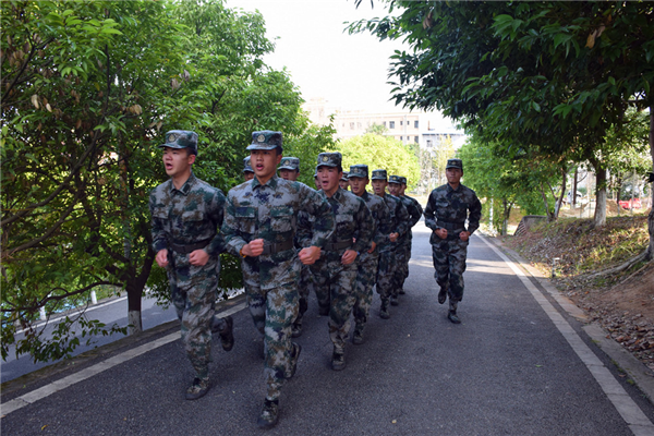 燃、酷、帥！四川這所高校有支大學生“教官隊”