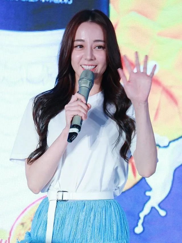 迪丽热巴新剧开播，被吐槽妆容显老，颜值不如女二张馨予？