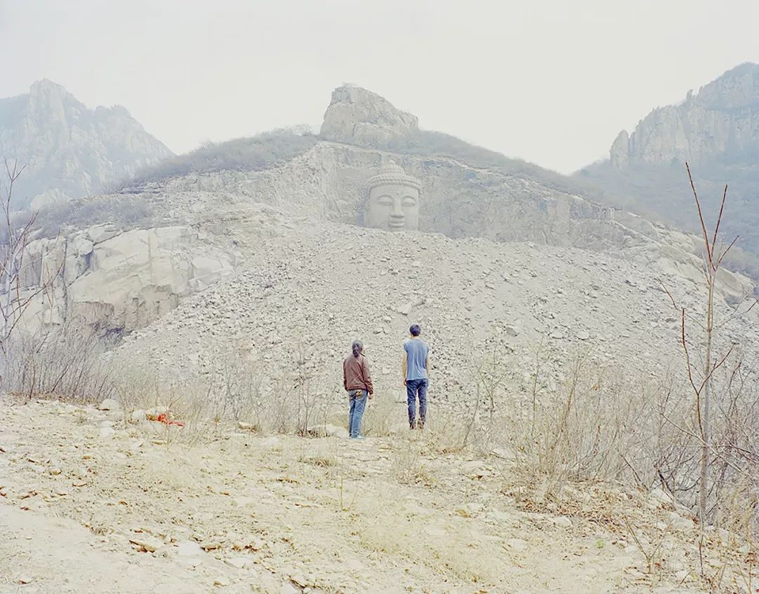 他拍下像蝼蚁一样生活的2000个中国人，没人能平静看完