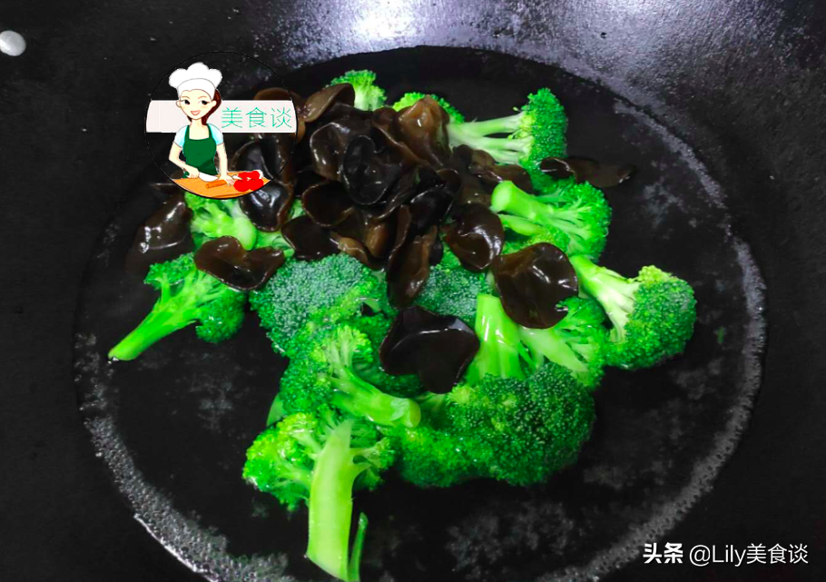 西兰花和此是绝配，不放肉也很香，隔三差五给孩子做，每回都光盘