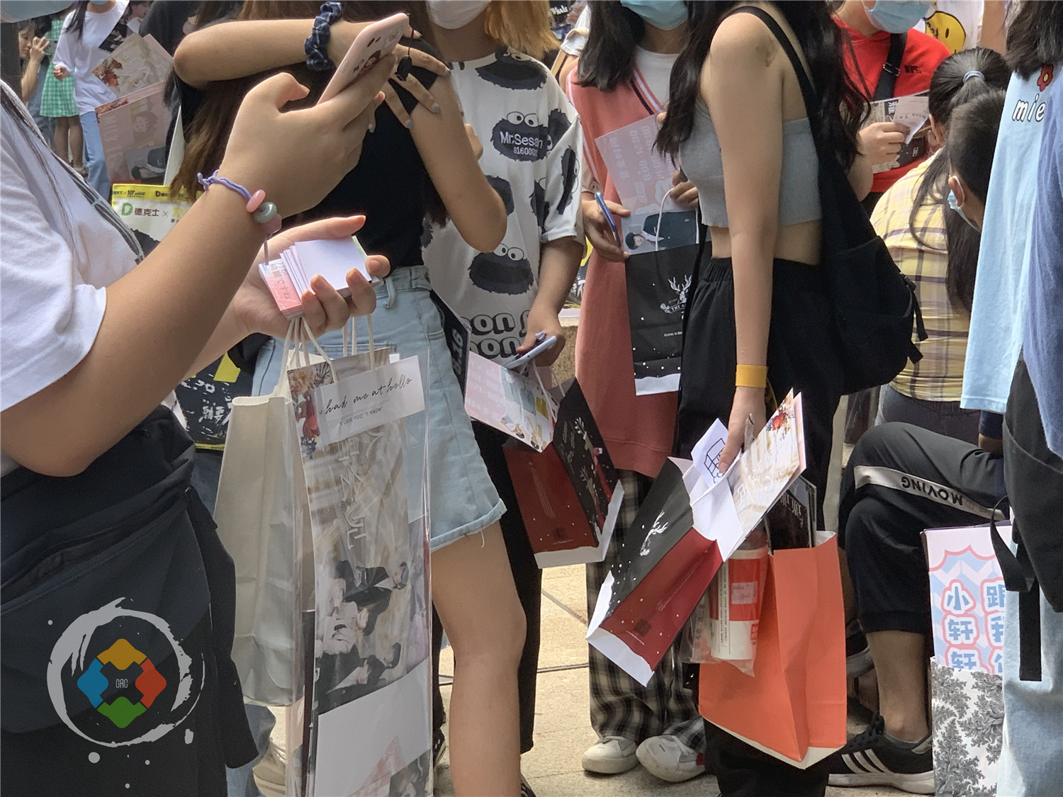 重庆奶茶店被追星族包围，门前水泄不通，都是来看谁的？