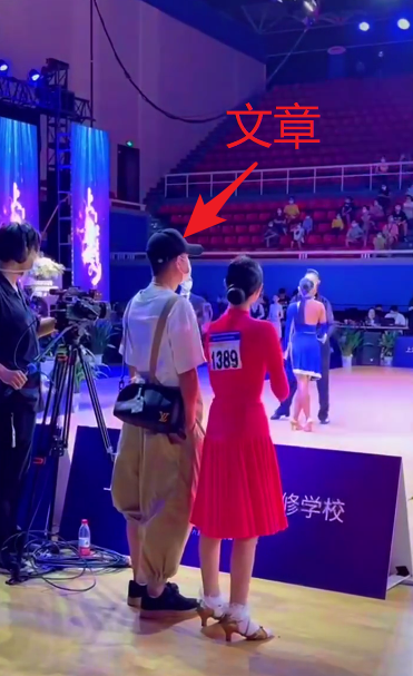 马伊琍文章同时看女儿比赛，文章女友疑现身，颜值身材碾压马伊琍