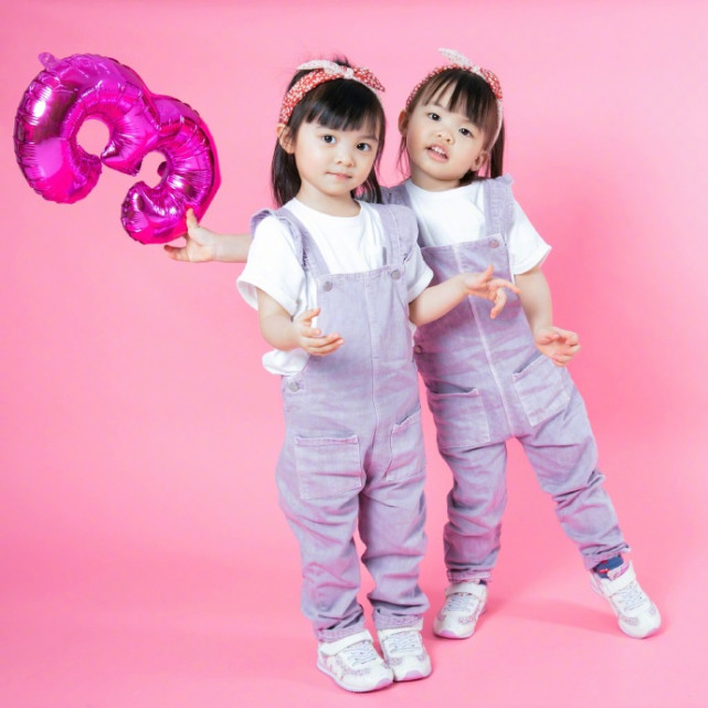 熊黛林老公父亲节晒双胞胎女儿，小姐妹变豪车小模特可爱表白爸爸