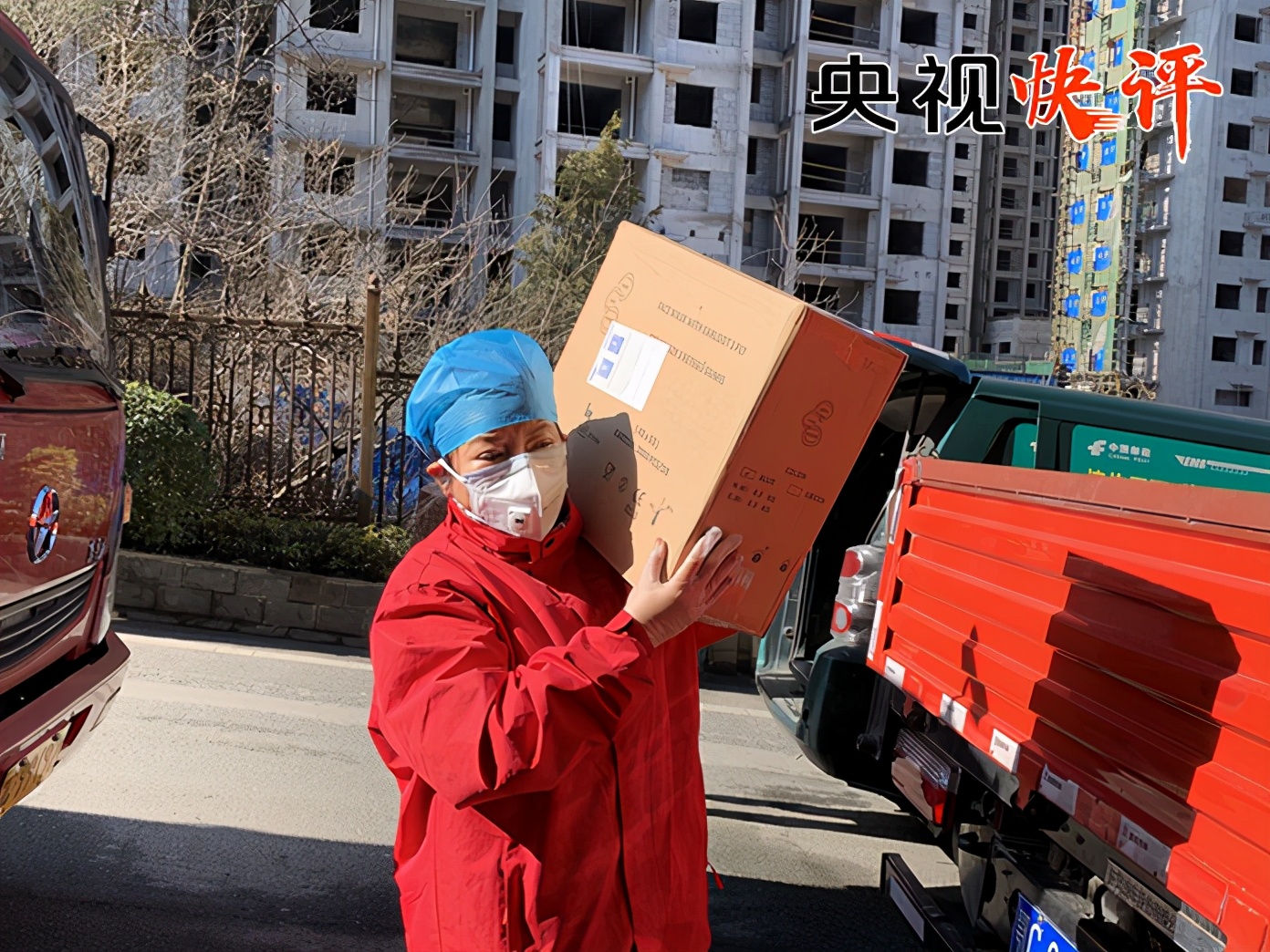 「央视快评」大力弘扬劳模精神劳动精神工匠精神