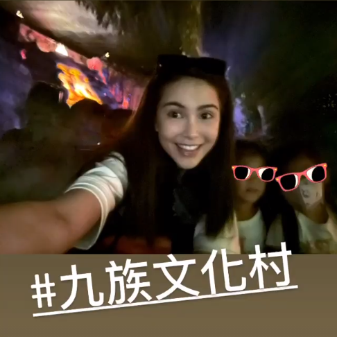 周杰倫曬乘豪華遊艇照，蹺二郎腿霸氣攬嬌妻昆凌，畫面甜蜜恩愛