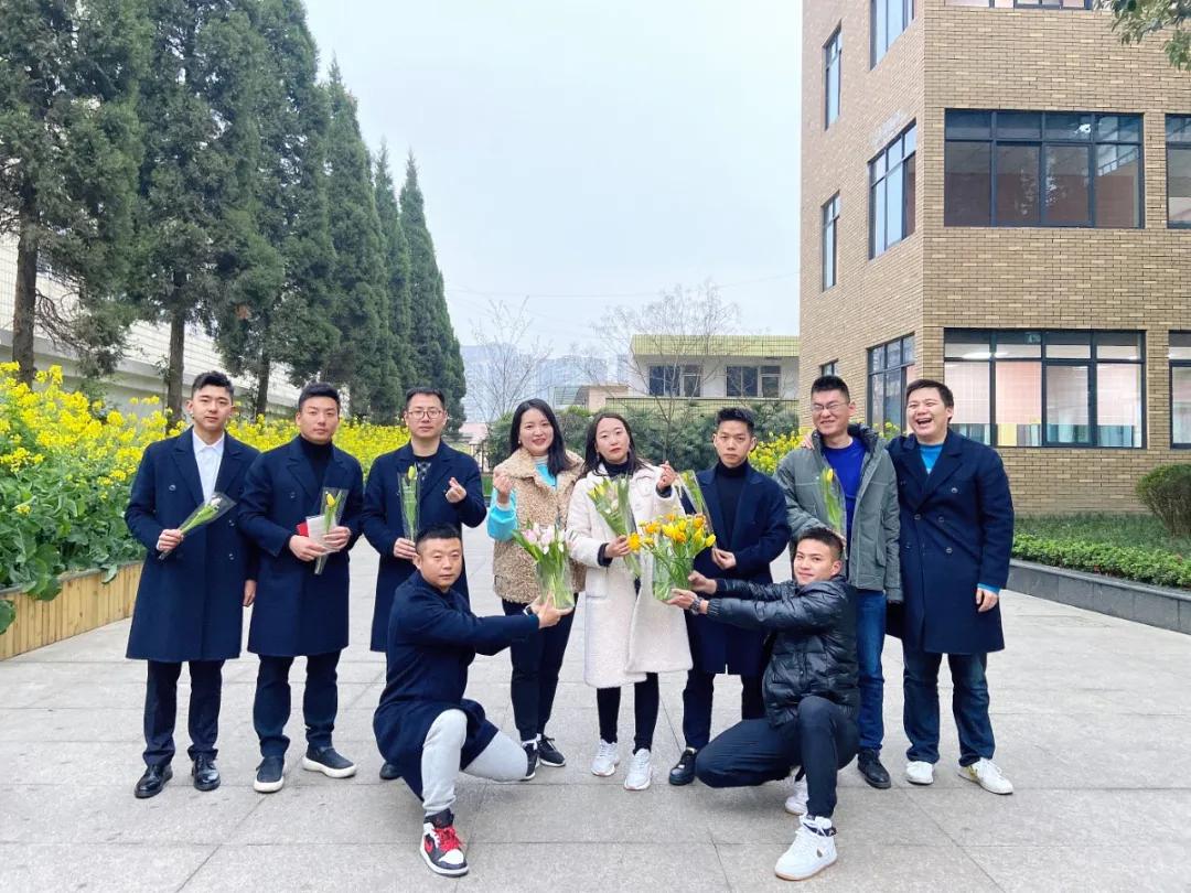 成都市华阳中学附属小学举行“三八妇女节”庆祝活动