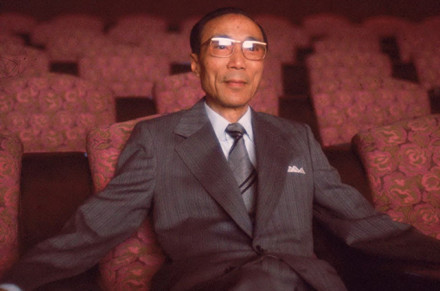 从“吝啬”富商到慷慨善士，他捐了3万栋楼，活