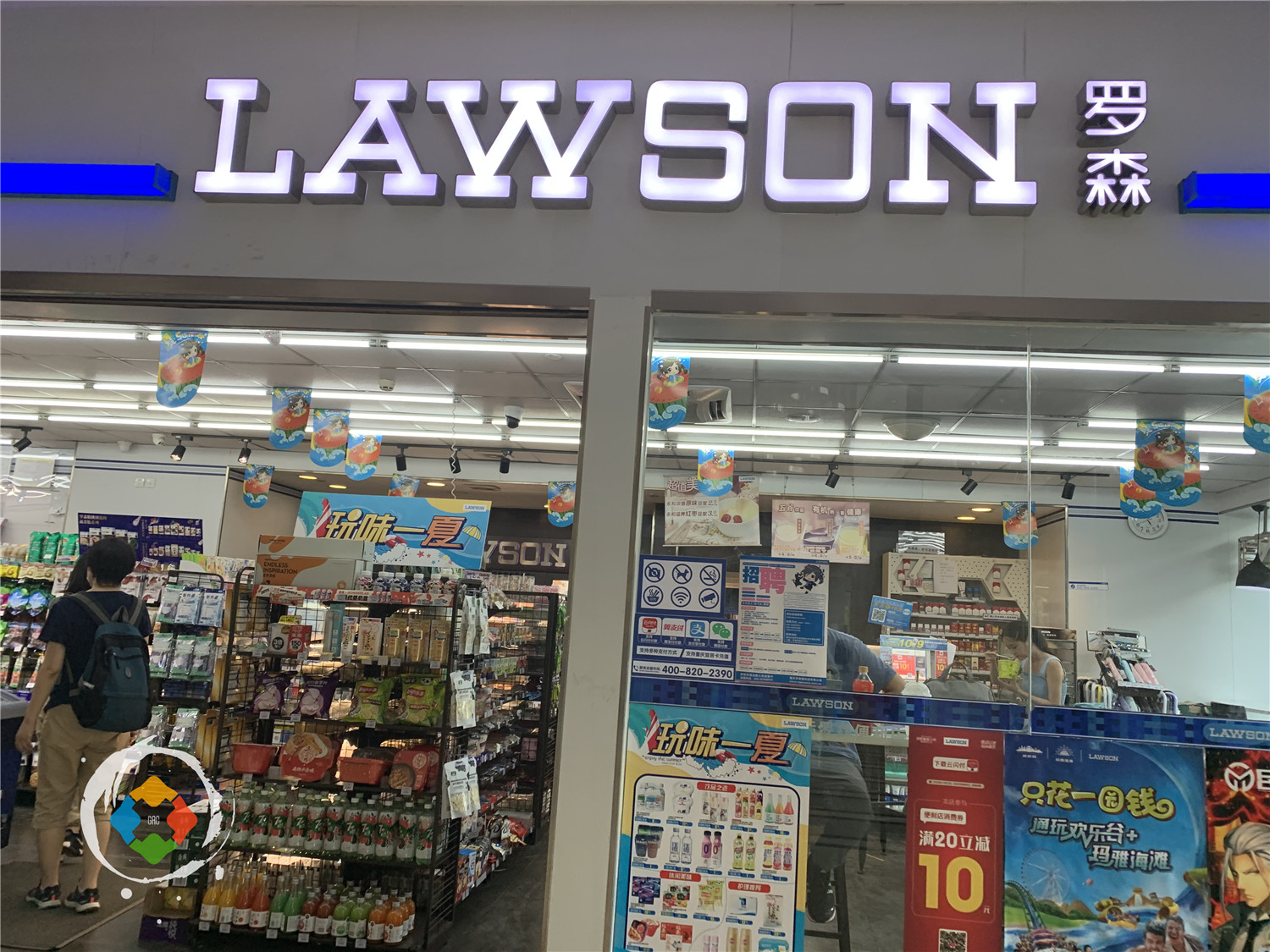 重庆“的哥”带我追星：年轻女孩们聚集在南滨路，苦苦等候着谁？