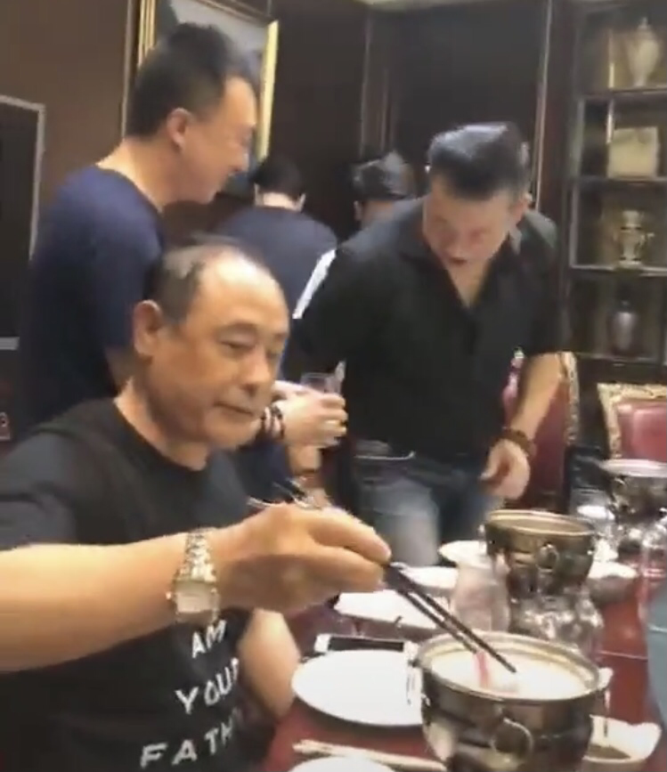 老戏骨“荀彧”露面，头秃一大块手上表几十万，豪宅庭院花草遍布