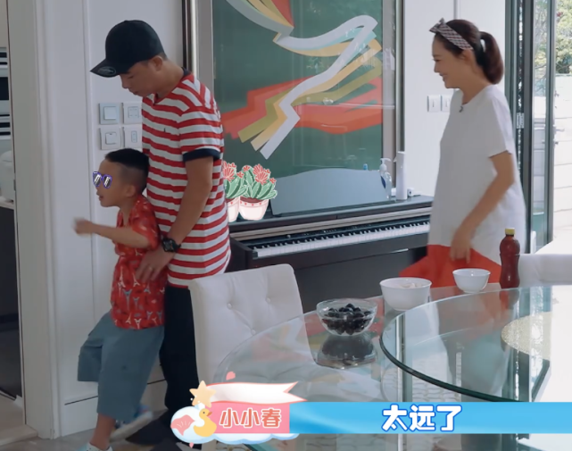 小小春向陈小春撒娇，他让爸爸做的事，应采儿都佩服，比女生还会