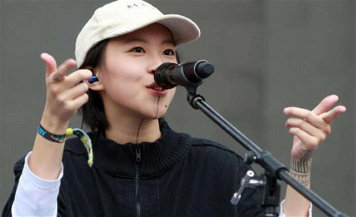 同样是自己女儿，为何王菲只争窦靖童却放弃李