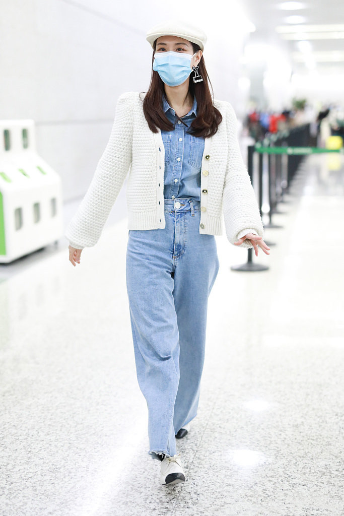 杜淳妻子也有了“明星包袱”，挺着圆滚滚孕肚