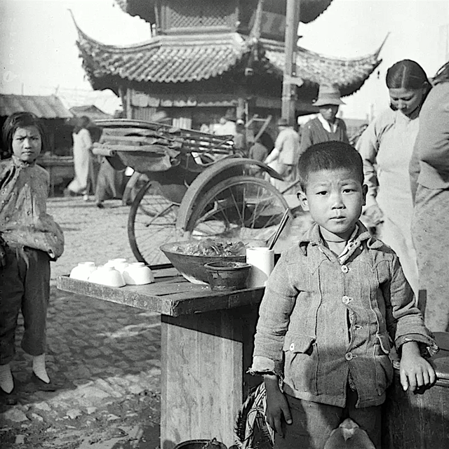 老照片：1945年江苏南京，明城墙下的昔日风景