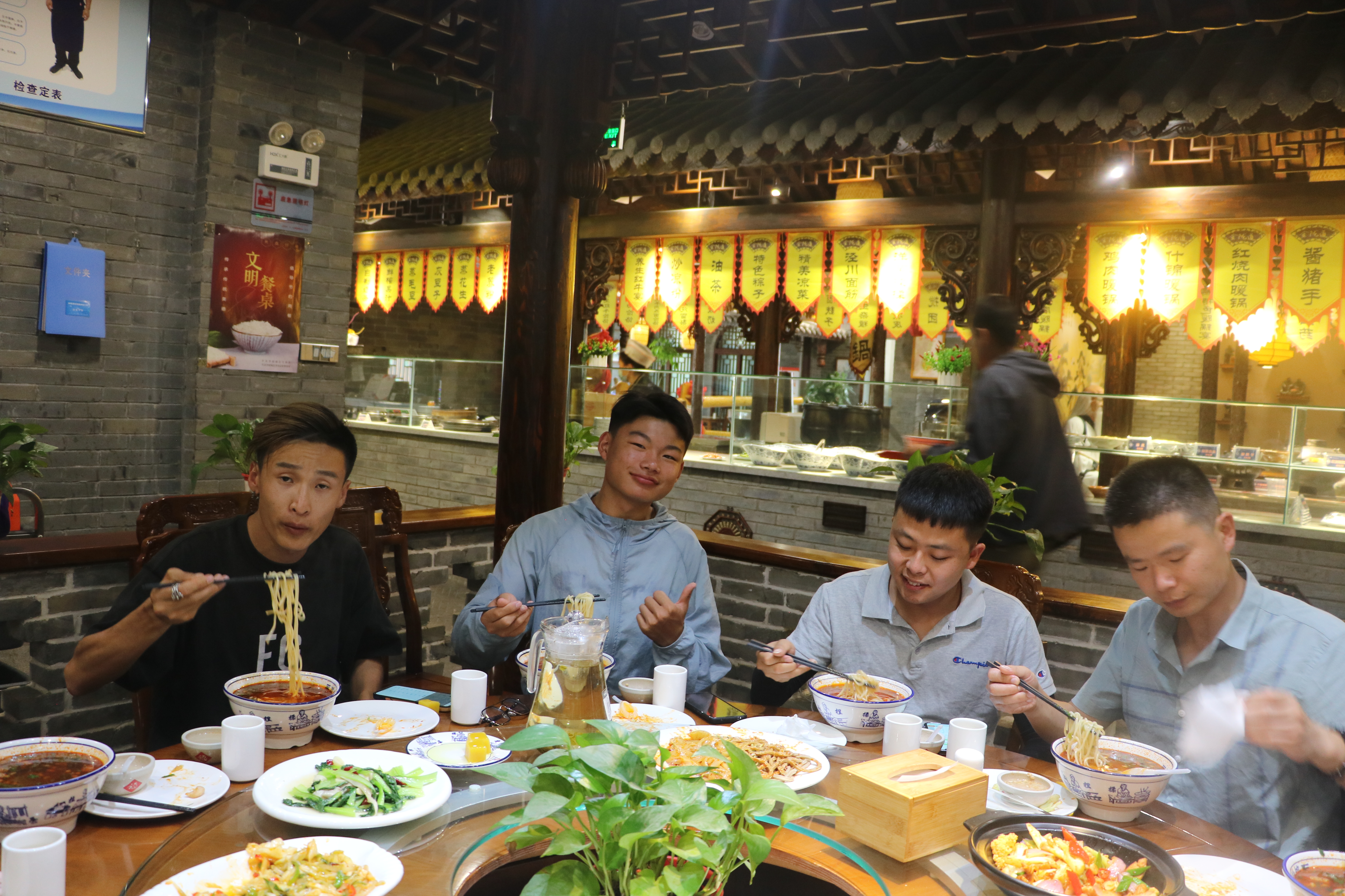 如意甘肃行网红团队走进平凉金陇道体验餐饮历史文化 - 本土资讯 - 新