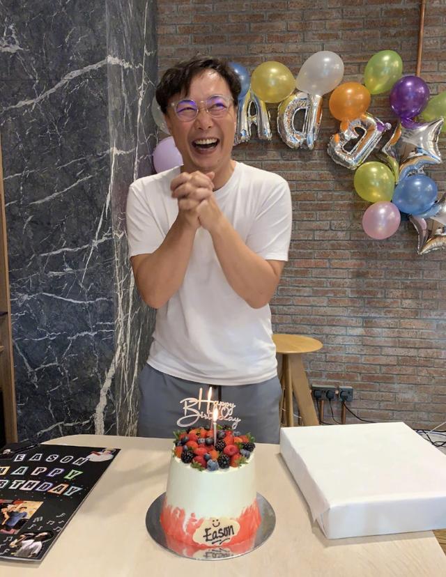 劉嘉玲曬生日照，陳奕迅女兒陳康堤現身，穿露肩裝亭亭玉立氣質佳