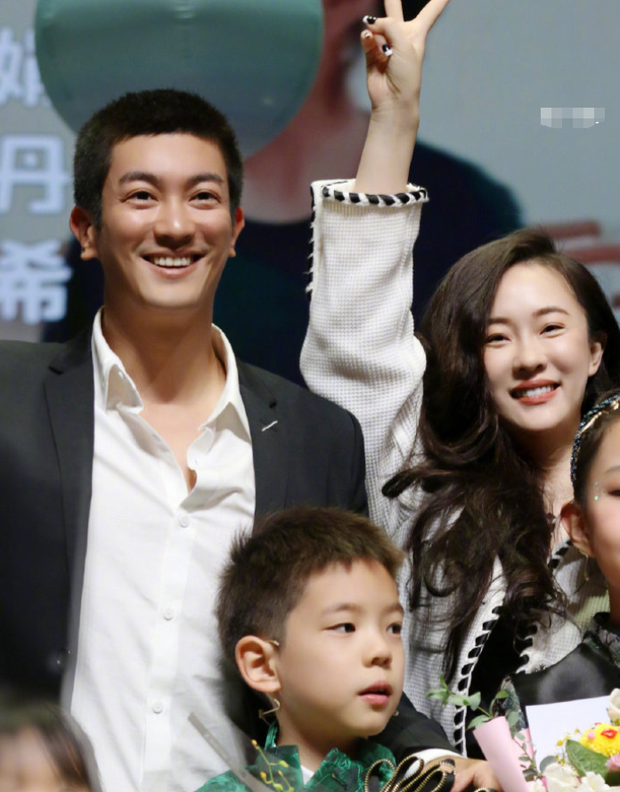 霍思燕支持兒子演出，原相機下的嗯哼成亮點，這長相帥到路人