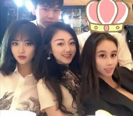 He Chaolian is celebrated to Deng violet chess unripe, low-key defend filial piety to wear white clothing, 2 rooms 4 rooms are high-key however a clique is right