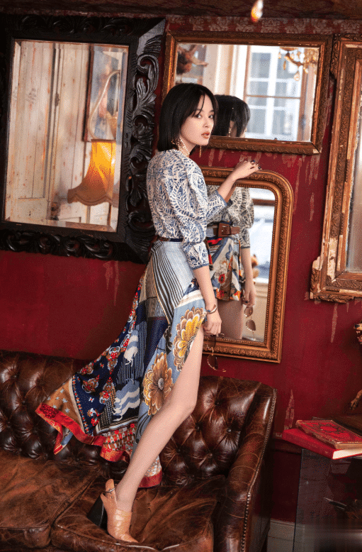 有种大胆叫辛芷蕾，“外裤内穿”还搂着彭于晏