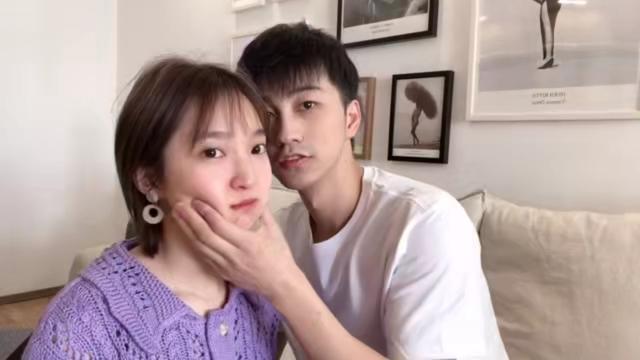 赵琦君给杨凯雯画妆，手法娴熟但效果糟糕，凯雯不气不恼煞是可爱