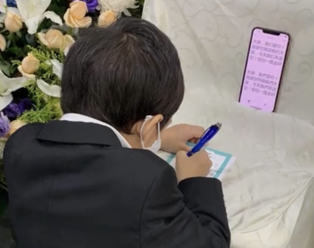 霍启刚抱女儿坐地铁感受生活，三岁霍中妍越长越美太像奶奶朱玲玲