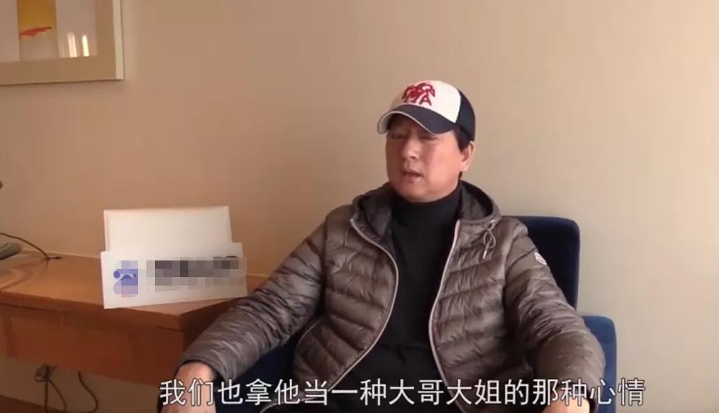 郑爽父亲道歉难获谅解，言辞漏洞百出，姿势被讽像喝茶