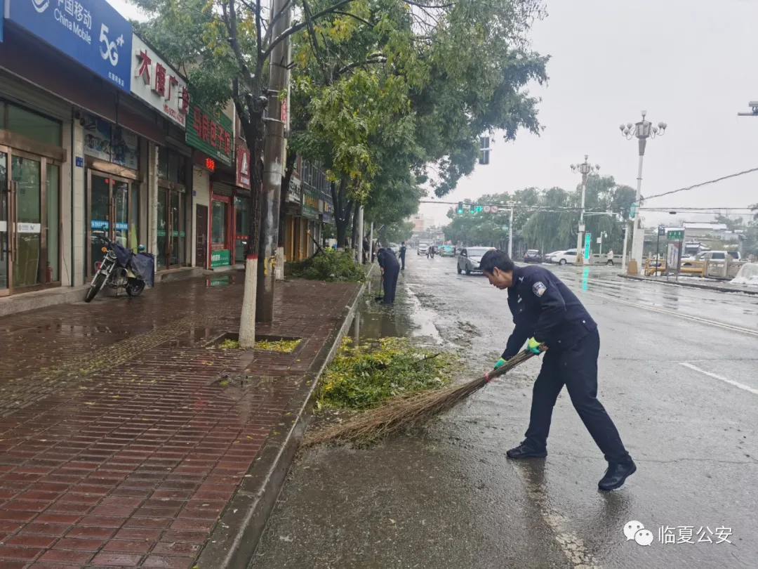 当“雪花白”邂逅“警服蓝”