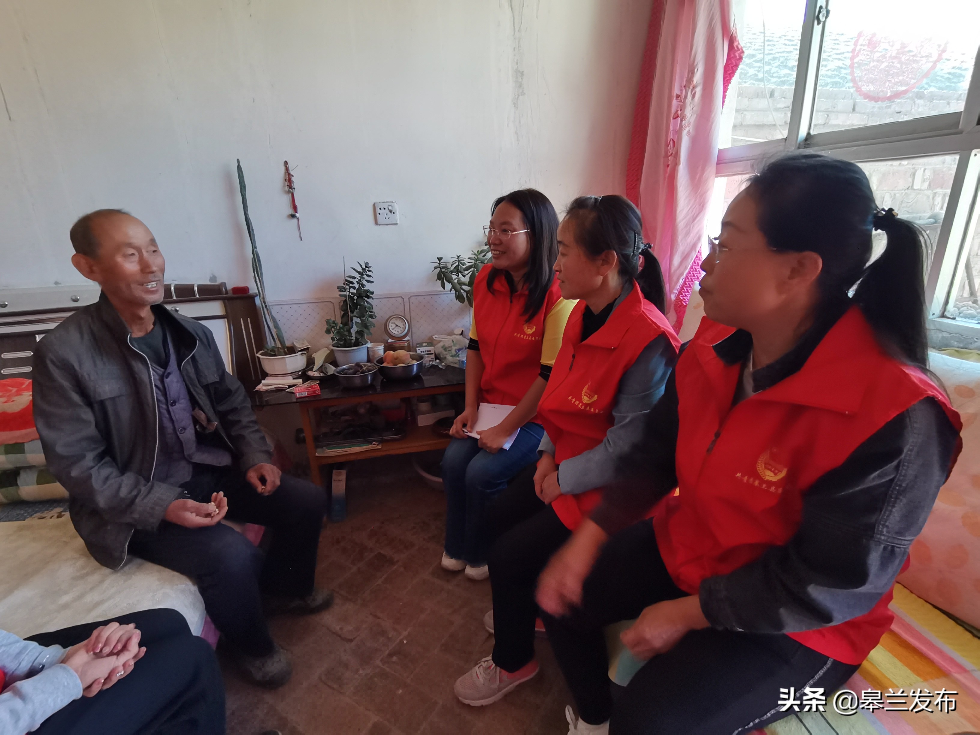 皋兰县团县委开展情暖中秋重阳关爱孤寡老人关爱慰问活动