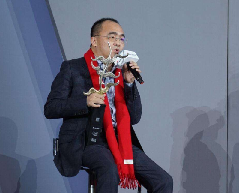 从诗人到湖北首富，前后花3亿元资产做慈善，他