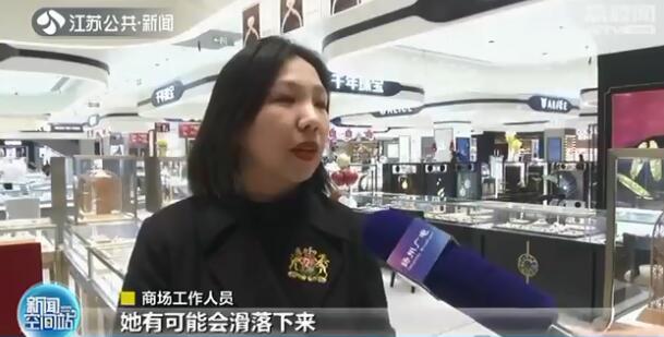 母亲推婴儿车上扶梯摔倒 小伙飞身施救化险