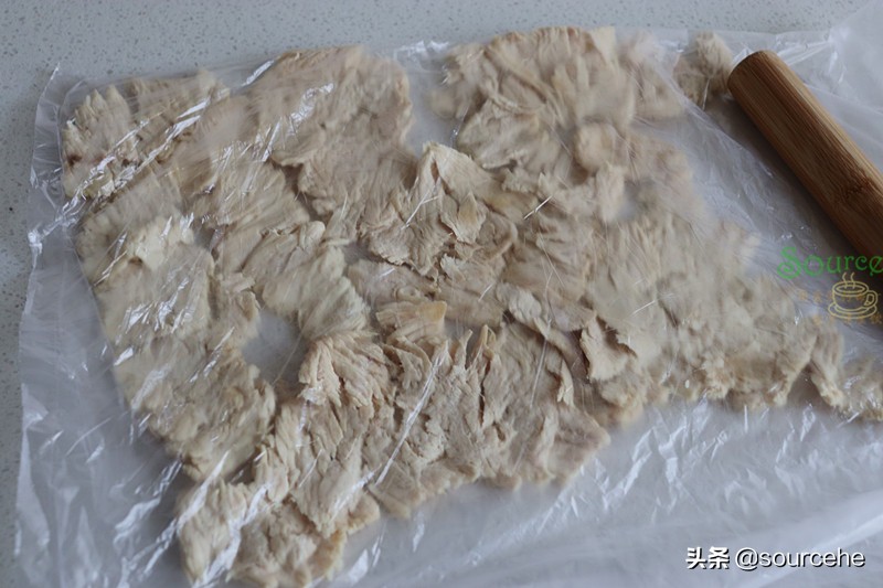 自從學會做肉鬆，隔三差五做一次，寶寶吃粥加一勺，一碗不夠吃