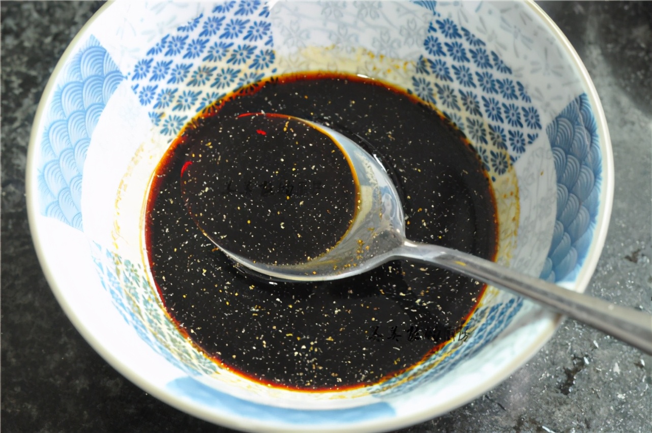 把整條魚扔進電飯鍋裡，不加油不放水，一周吃6次，餐餐都光盤