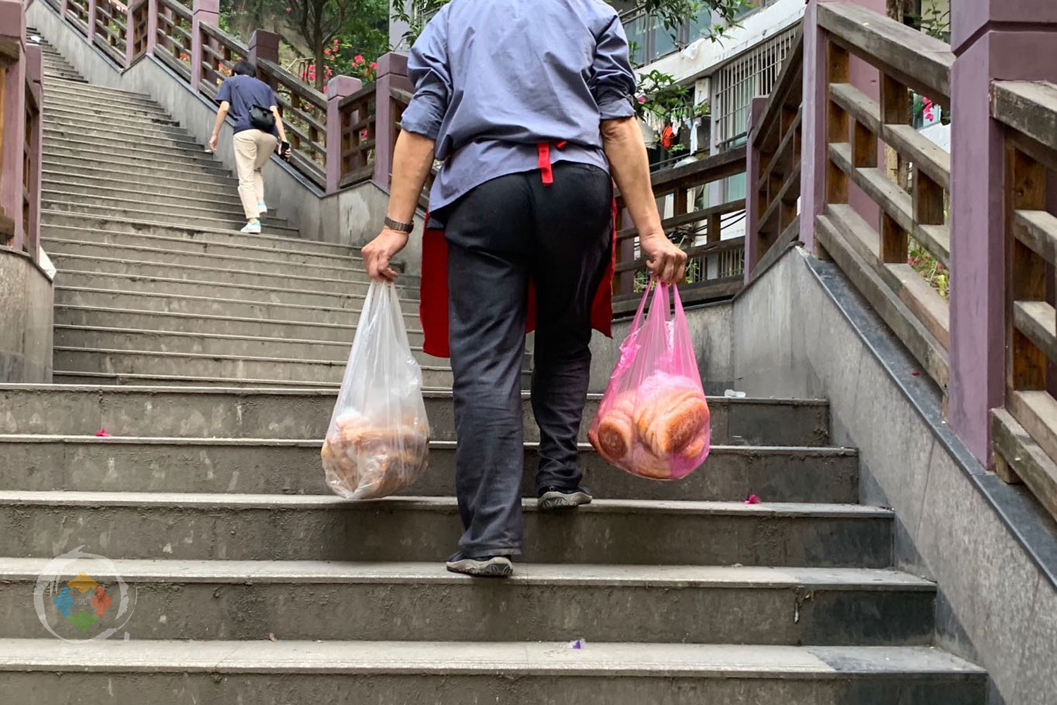 重庆地摊卖什么能火？美食小吃是标配，但生活用品最赚钱