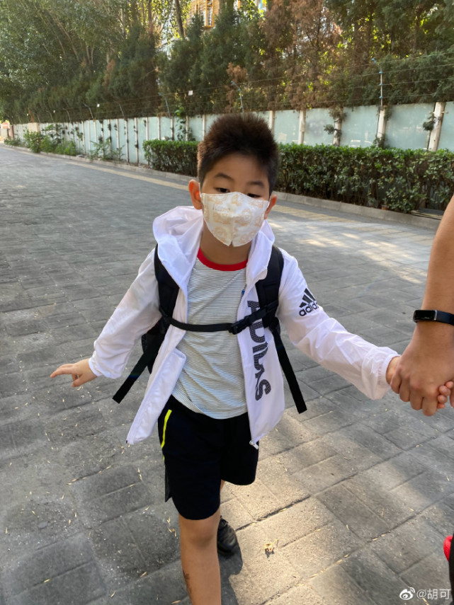 胡可晒俩儿子上学照，曝安吉长大后性格变冷，不愿配合她拍照
