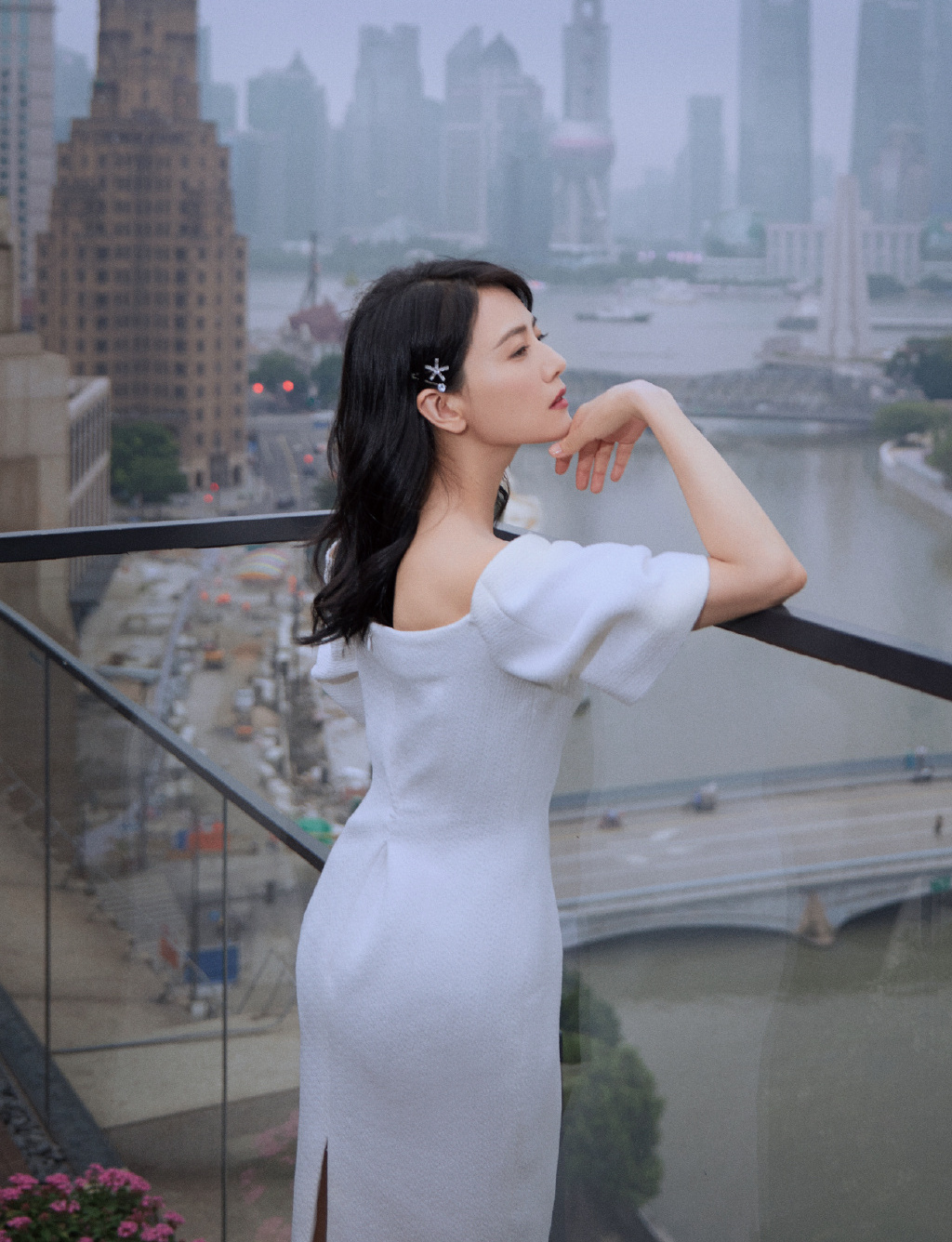 高圆圆“生图”真高级，卷发配白色连衣裙优雅减龄，不像40岁