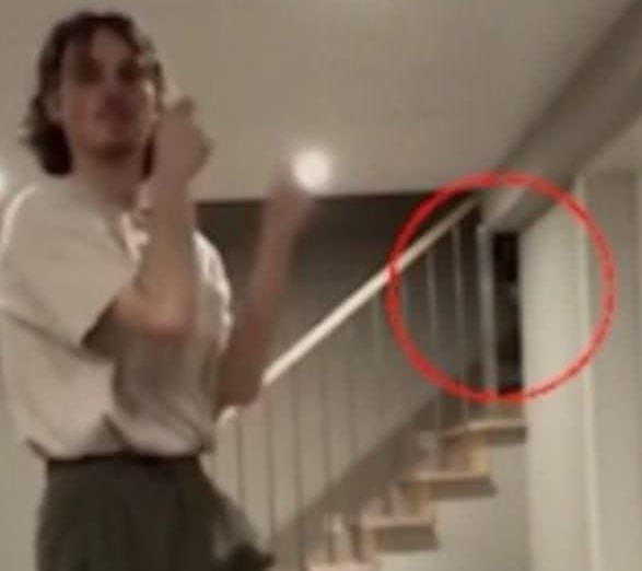 英国网红在家直播，发生灵异事件，吓坏网友自己也惊慌失措-第5张图片-大千世界