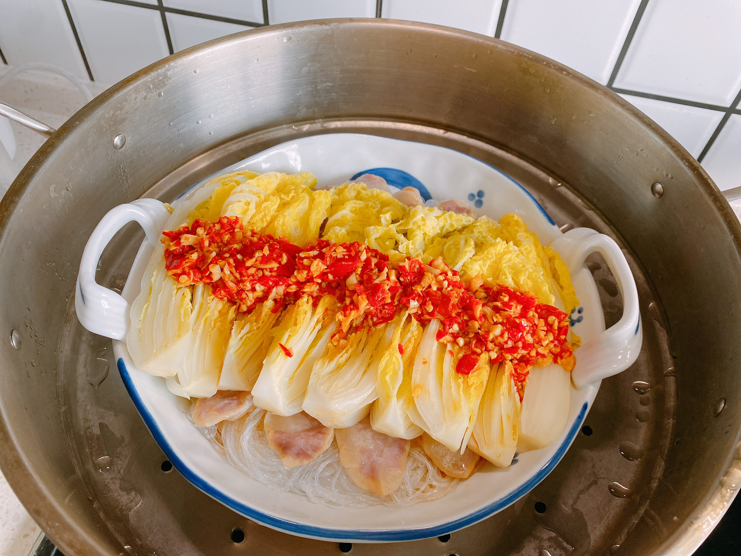 蒜蓉粉丝娃娃菜的家常做法，口感鲜甜，好吃不长胖，10分钟就上桌