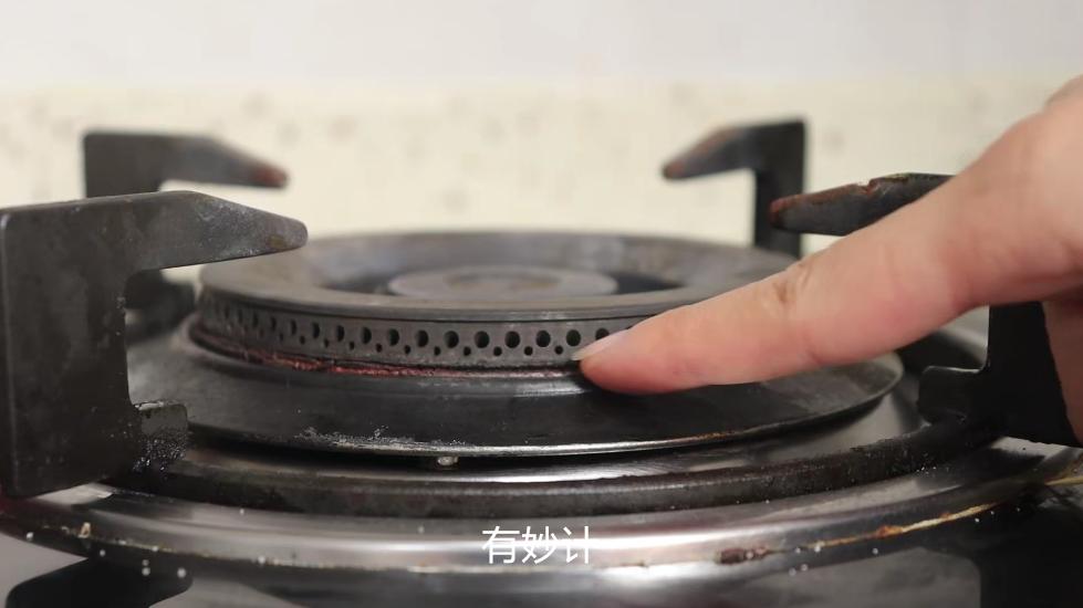 Does the gas stove always go out after letting go after it catches fire