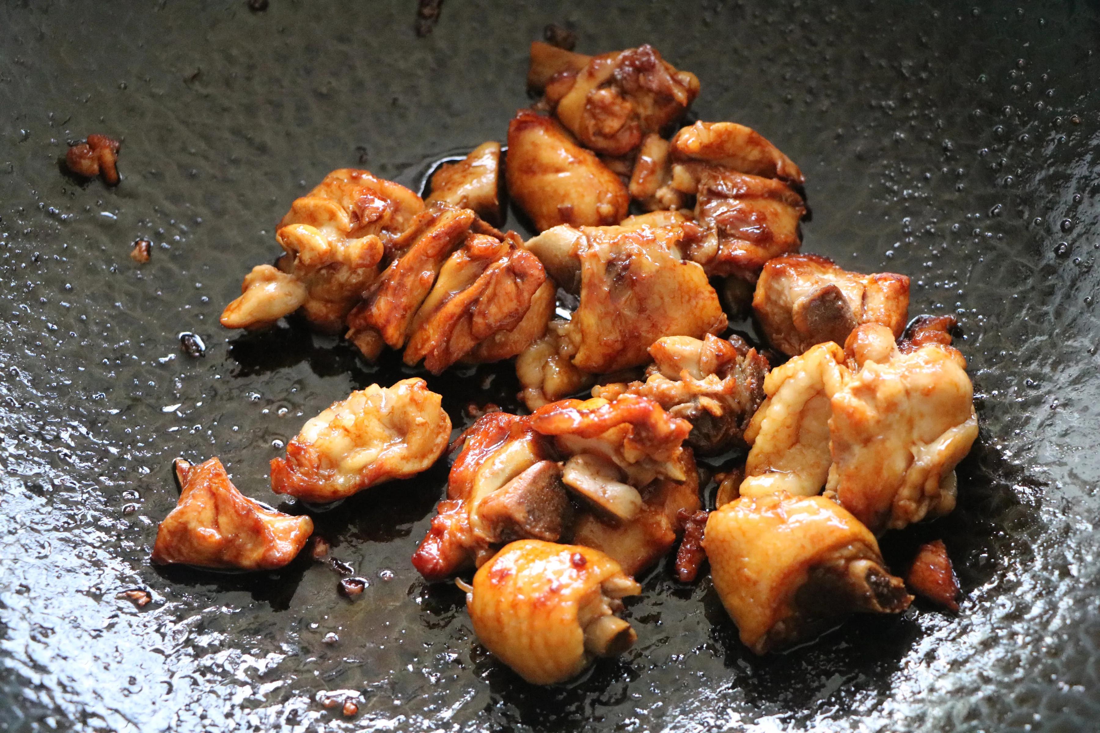 鸡腿肉炖胡萝卜蘑菇，秋季可以常吃的家常菜，营养丰富，食材简单