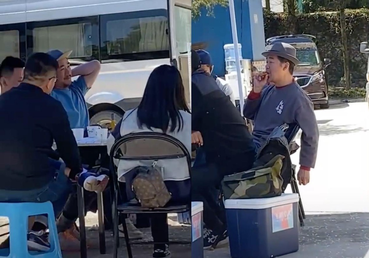 张国立与儿子罕见同框，大口抽雪茄表情享受，