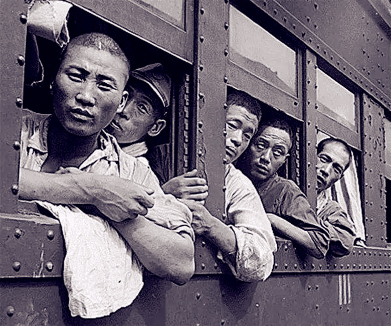 日本士兵战败回国，妻子是怎么对待他们的？士兵：真的生不如死