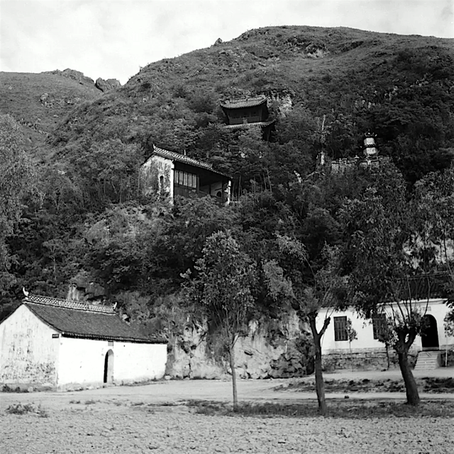 老照片：1945年江苏南京，明城墙下的昔日风景