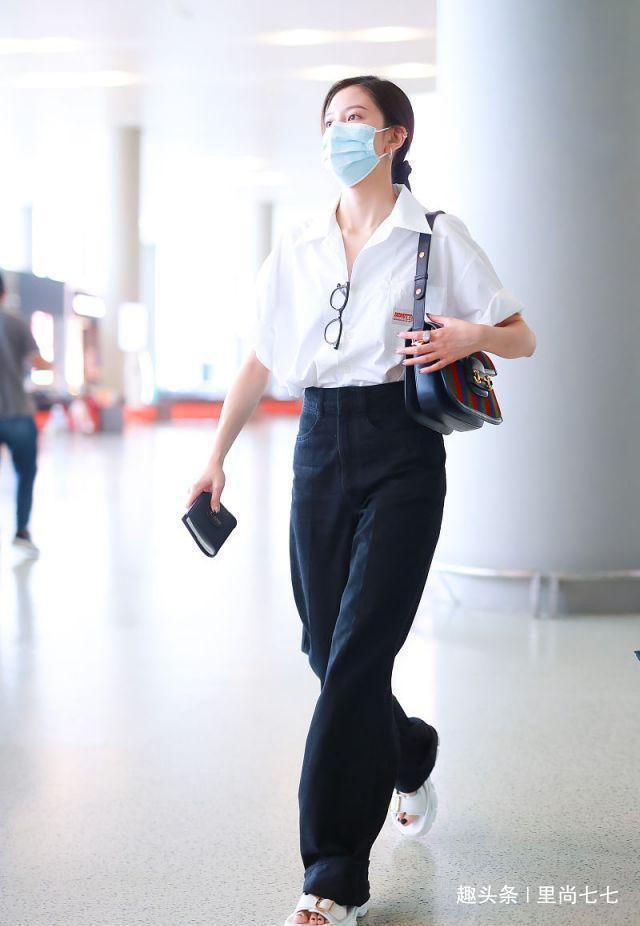 被曝恋张一山后宋妍霏走机场，亲爸来接机，戴